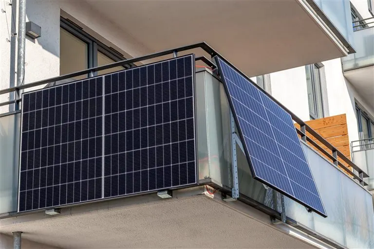 Balkonkraftwerk an einem Wohnungsbalkon montiert
