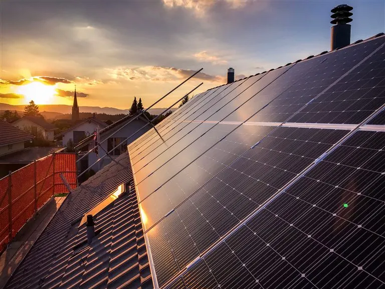 Installation einer Photovoltaikanlage auf einem Hausdach